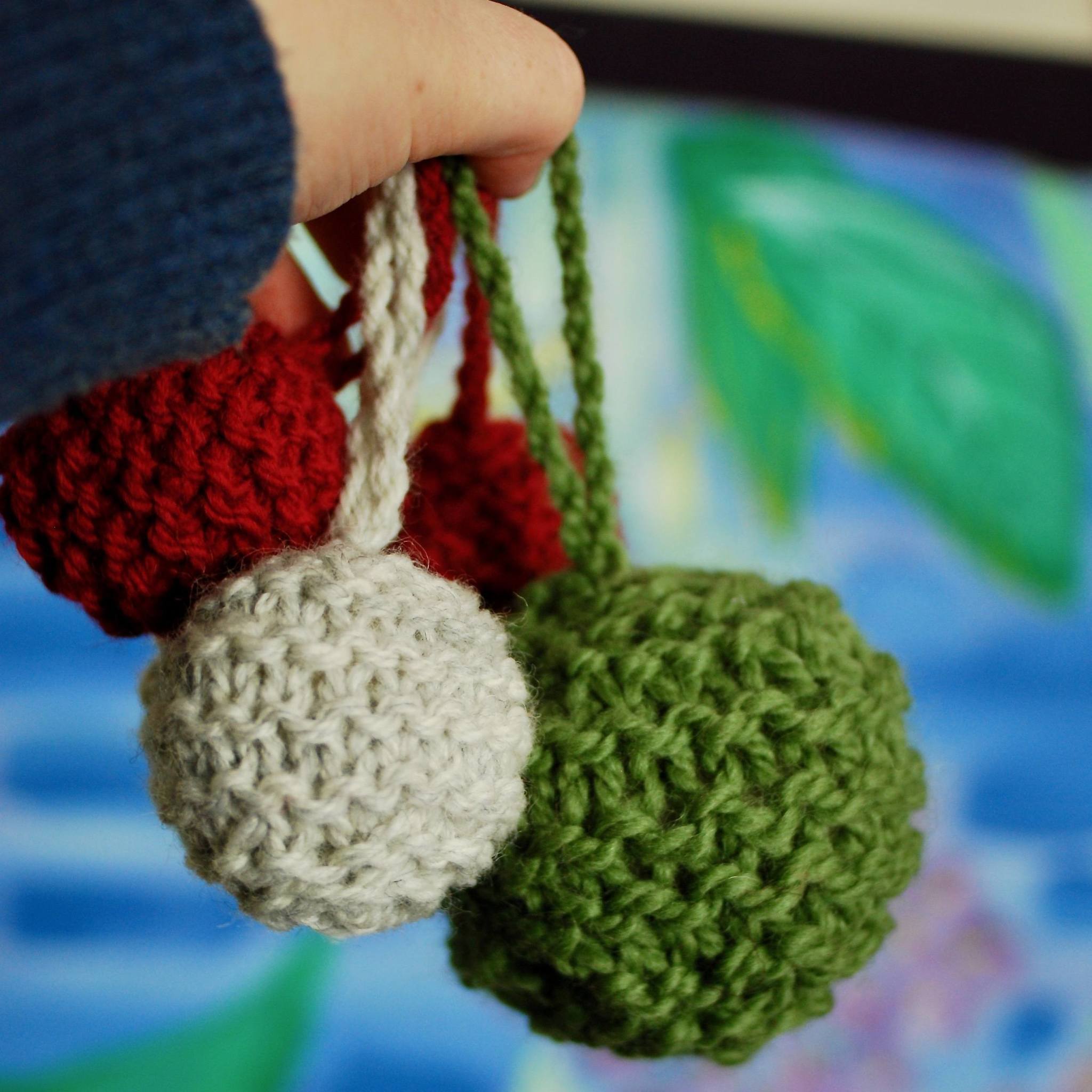 How To Knit A Christmas Bauble (in any stash yarn you have available